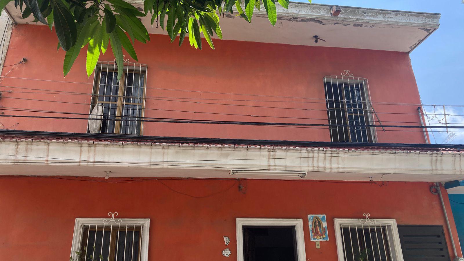 $!Denuncian vecinos de colonia Anáhuac, en Mazatlán, potencial peligro por cables de alta tensión flojos