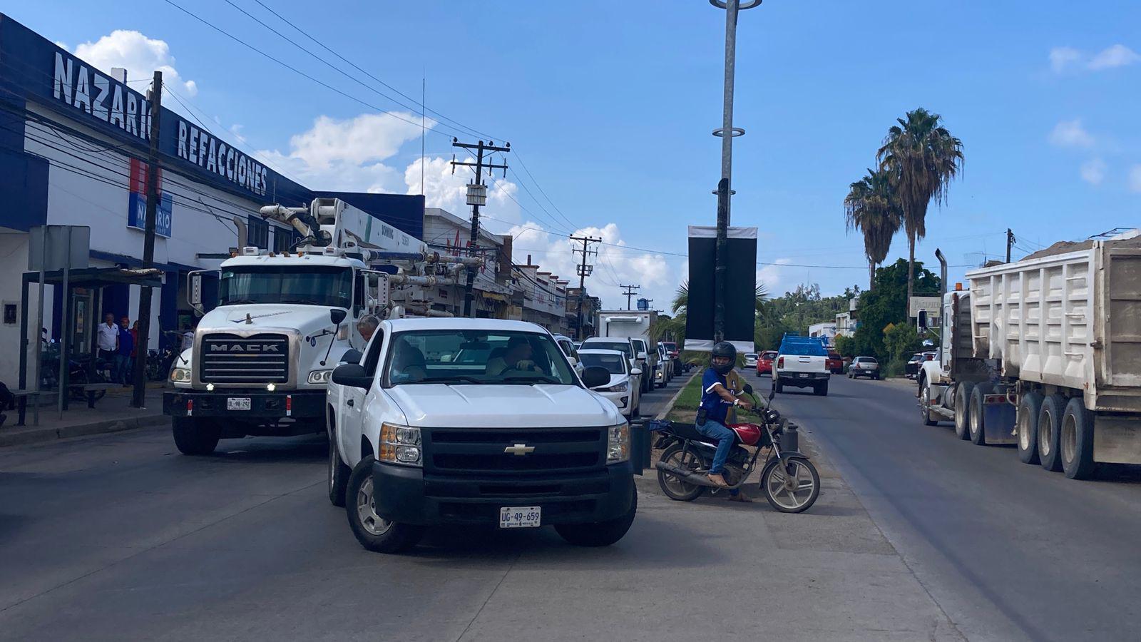 $!Vecinos de las colonias Anáhuac y Jesús García, en Mazatlán, bloquean avenida por fugas de drenaje