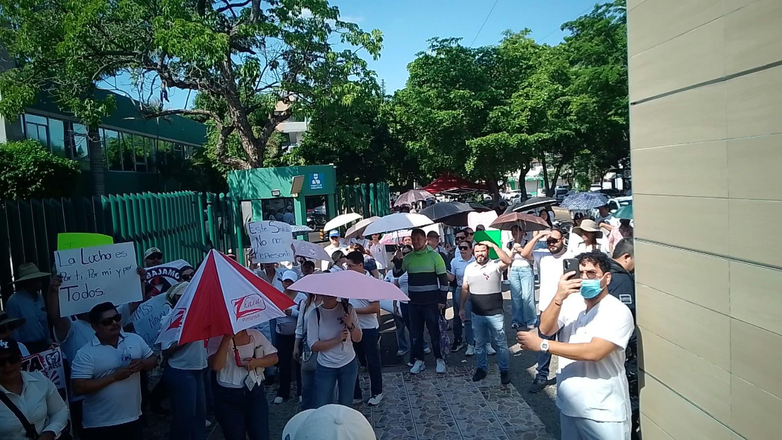$!Marchan trabajadores del IMSS en Culiacán por aumento salarial y mejores condiciones laborales