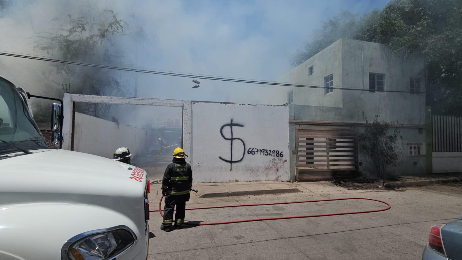 $!Se incendia palmera en Culiacán y alcanza fuego al menos a tres viviendas