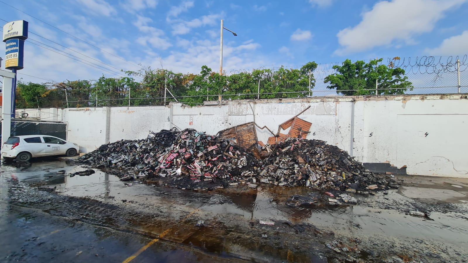 $!Evacúan a 113 personas por incendio en bodega de Bachigualato, en Culiacán
