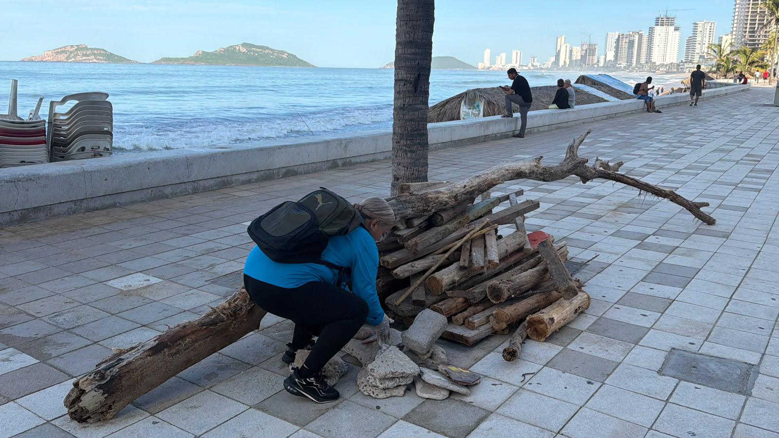 $!Retiran 6 toneladas de madera durante jornada de limpieza en playas de Mazatlán