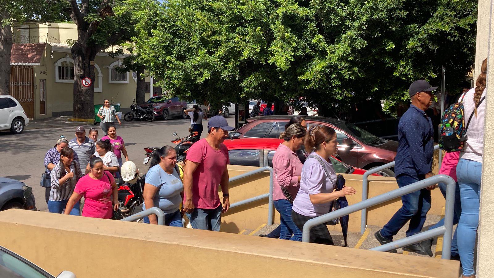 $!Exigen desplazados vecinos del fraccionamiento CVive en Mazatlán acceso a energía eléctrica y agua potable