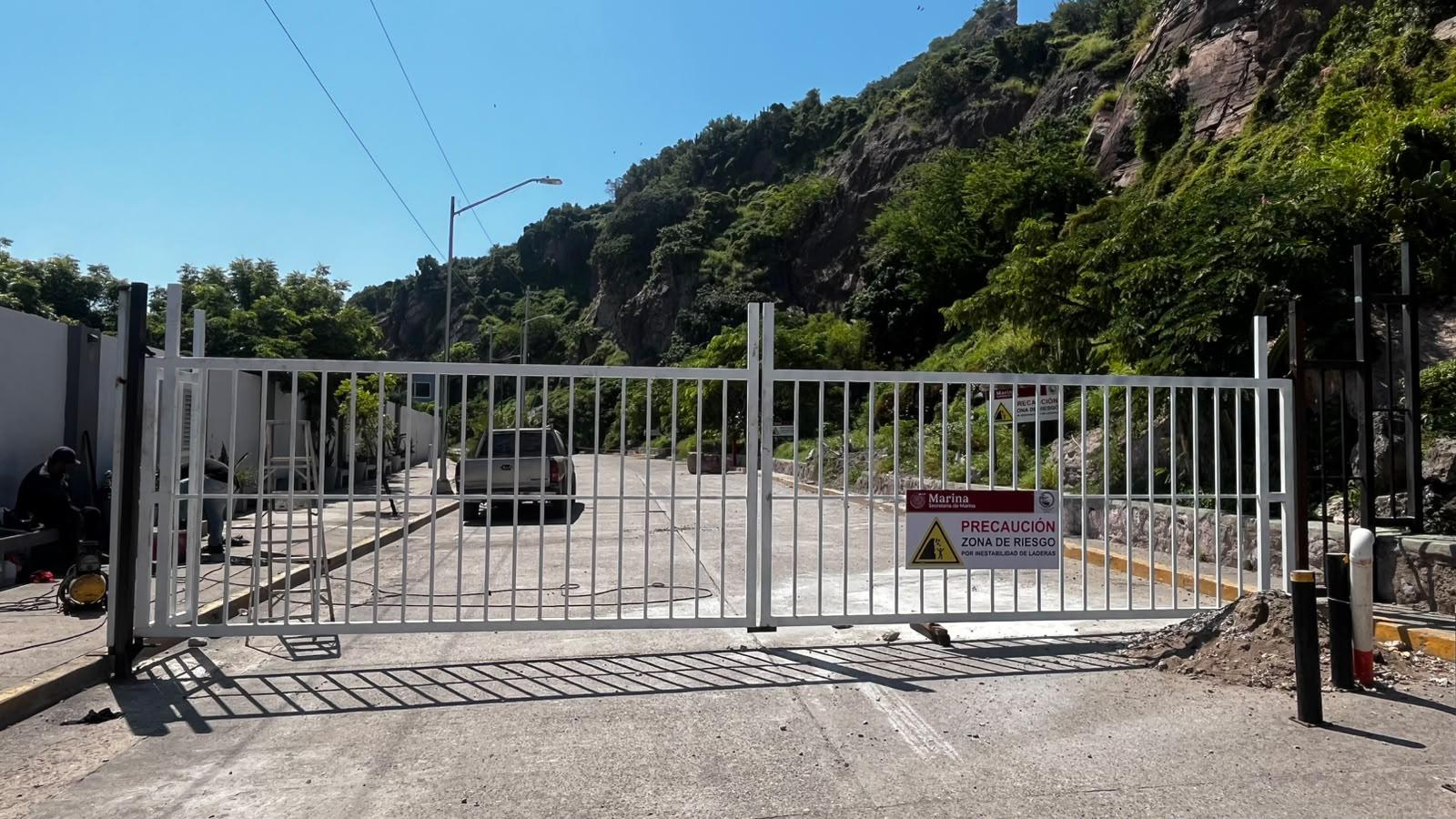 $!Bloquean con rejas la escollera del Faro de Mazatlán para evitar el paso por riesgo de desgaje