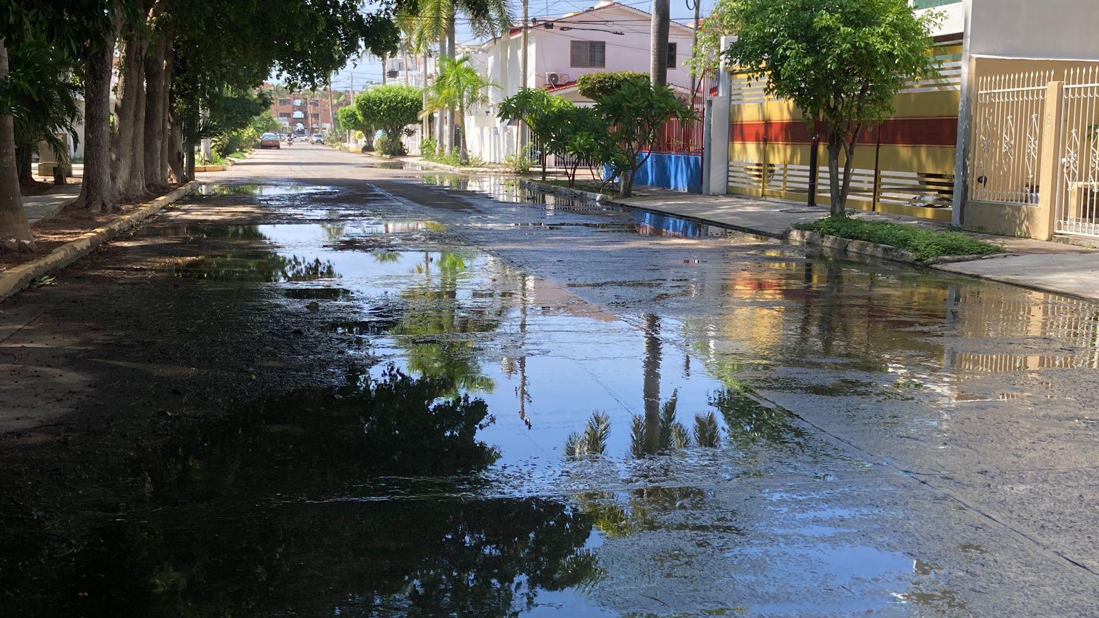 $!En Sábalo Country, vecinos sufren por fuga de drenaje y basura sin recolectar en el parque