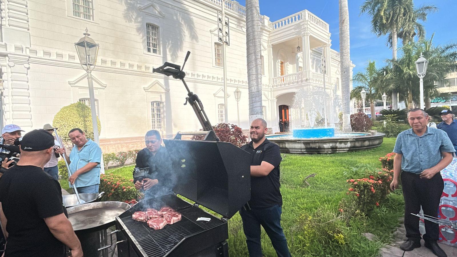 $!Arman ‘carnita asada por la paz’ con banda en el Ayuntamiento de Culiacán tras licencia de Rocha y Gámez