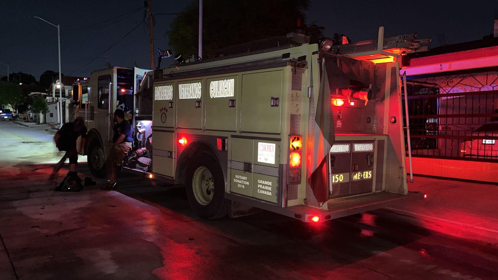 $!Vehículo queda en pérdida total tras incendiarse en la colonia Lázaro Cárdenas, en Culiacán