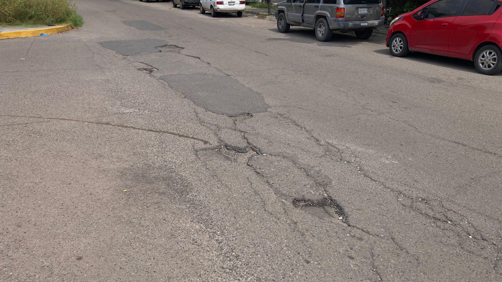 $!Presencia de baches en avenida de Los Venados, en Mazatlán, ponen en peligro a automovilistas