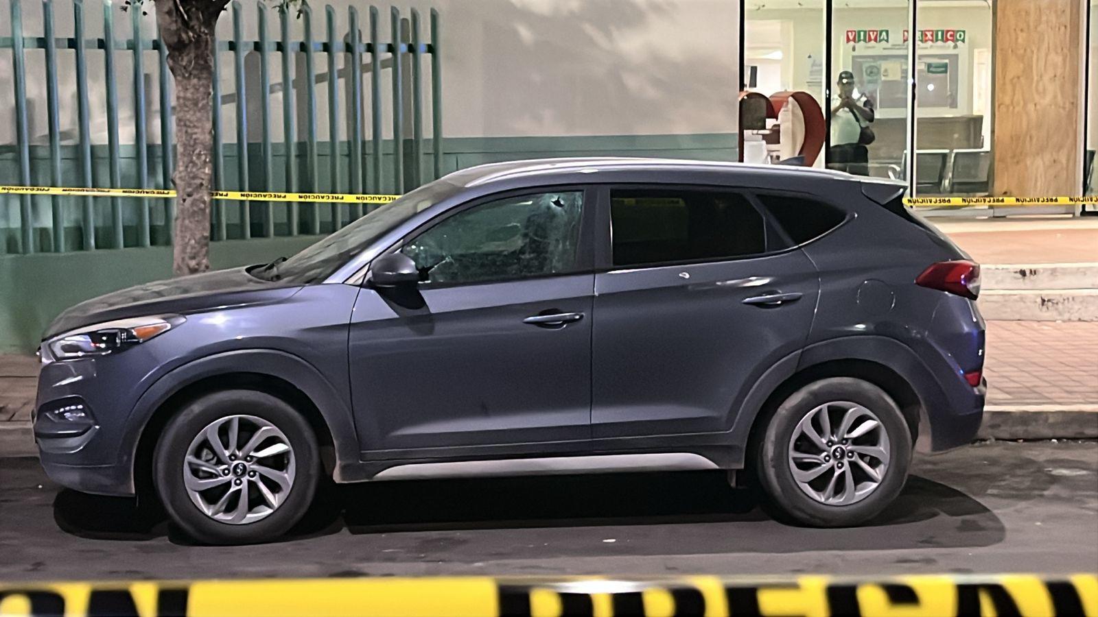 $!Enfrentamiento armado deja camioneta baleada frente a Clínica del Bienestar en Culiacán