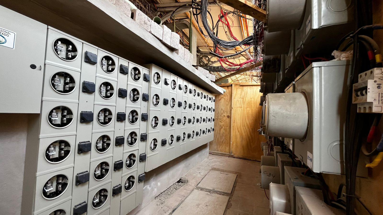 $!Avanza rehabilitación eléctrica del Mercado Pino Suárez en un 75%, en Mazatlán
