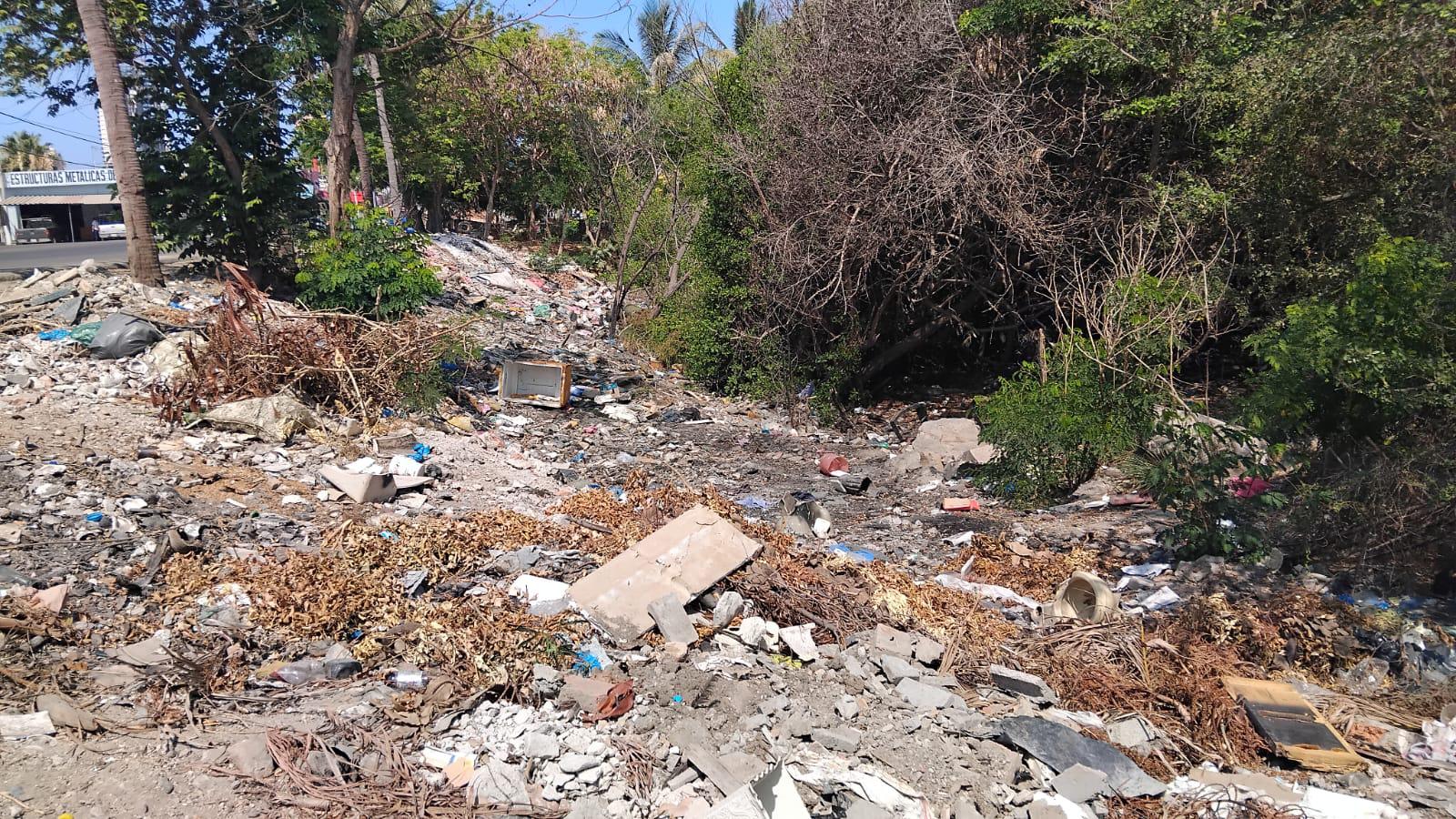 $!Entre basura e invasiones, el Estero del Infiernillo continúa en malas condiciones
