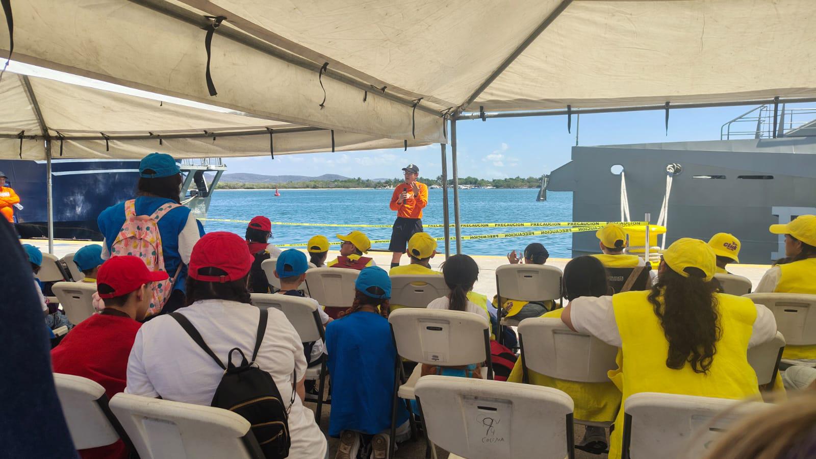 $!Niñas y jóvenes del CRIT Sinaloa visitan instalaciones de la Marina en Mazatlán