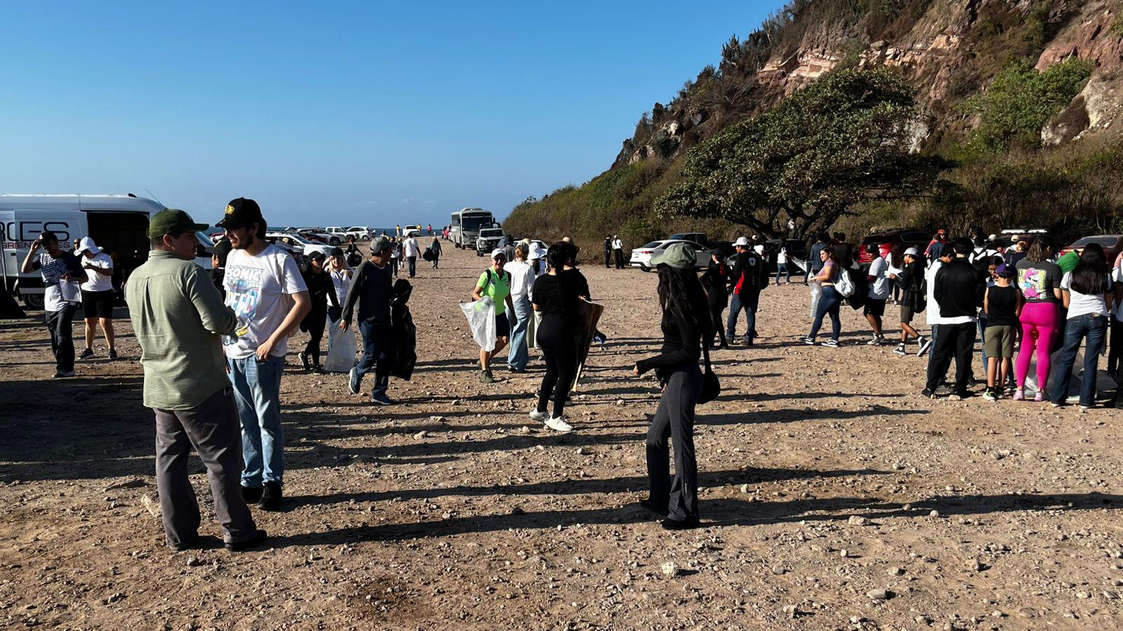 $!Recolectan más de 470 kilos de basura en jornada de limpieza en el Faro Mazatlán
