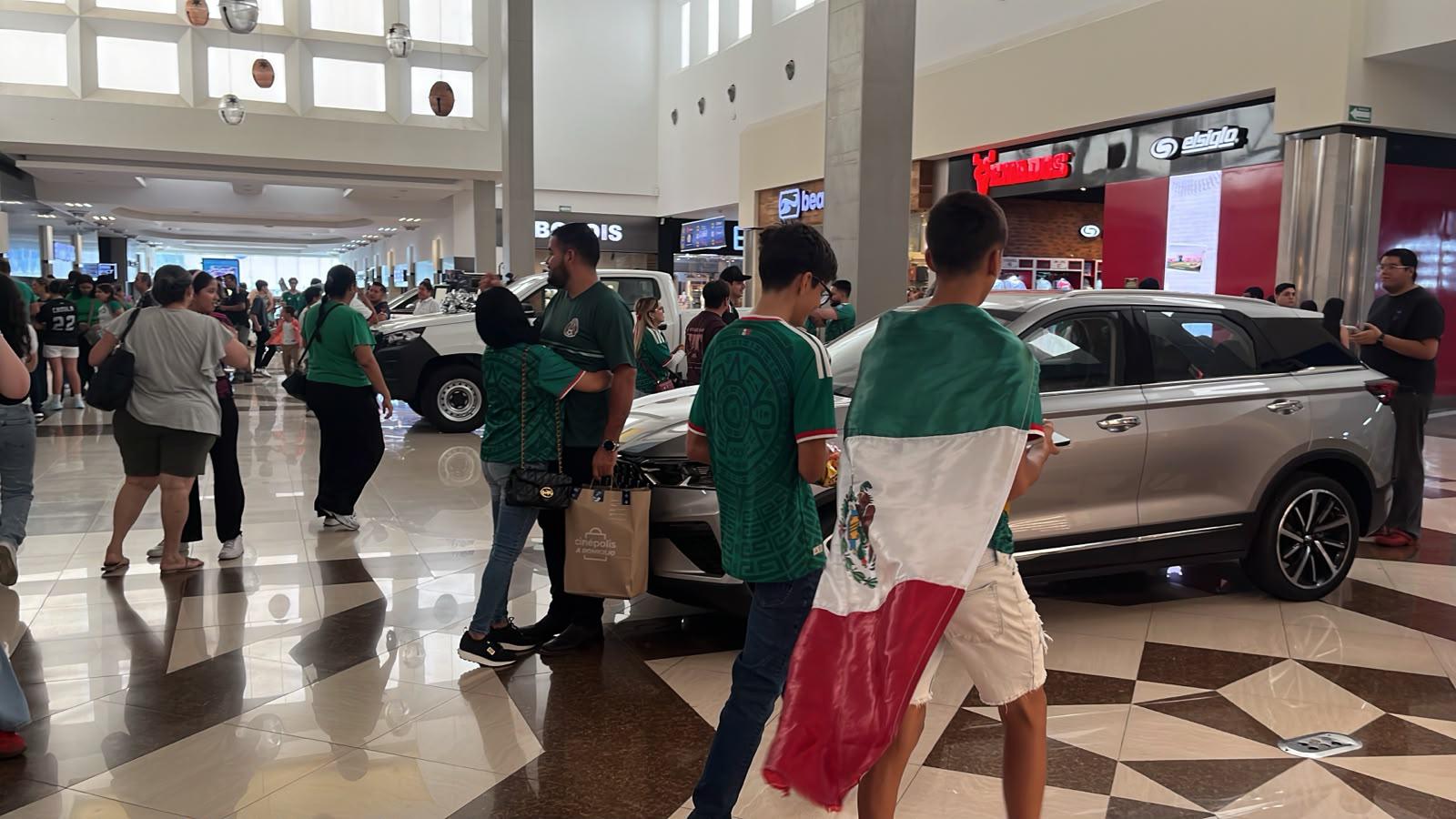 $!En Mazatlán, se suman aficionados a la pasión por el futbol desde las salas de cine