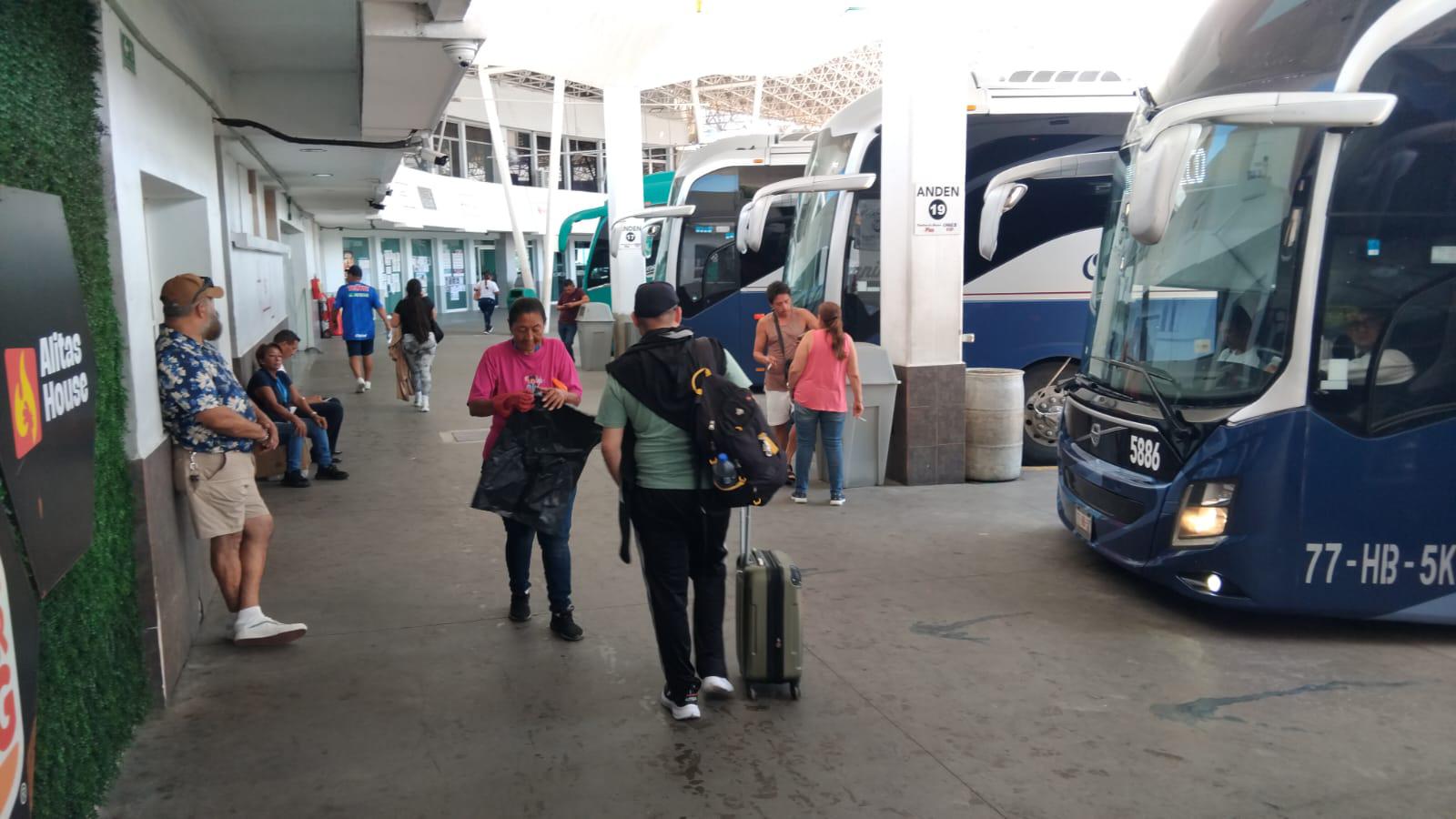 $!Esperan familias hasta 6 horas en central camionera de Mazatlán por bloqueo en carretera