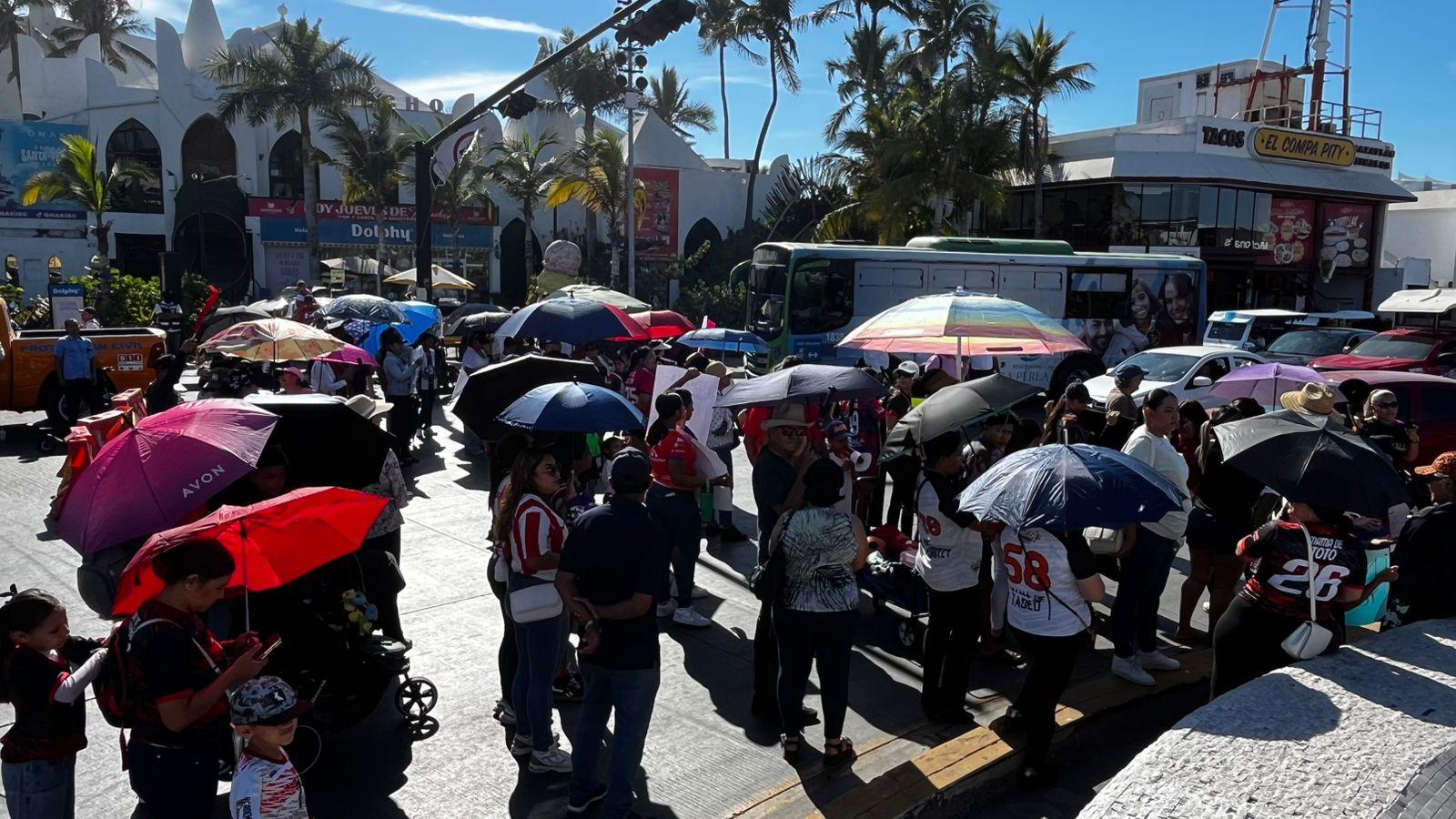 $!Familiares y alumnos bloquean vialidades en Mazatlán para exigir liberación de entrenadores