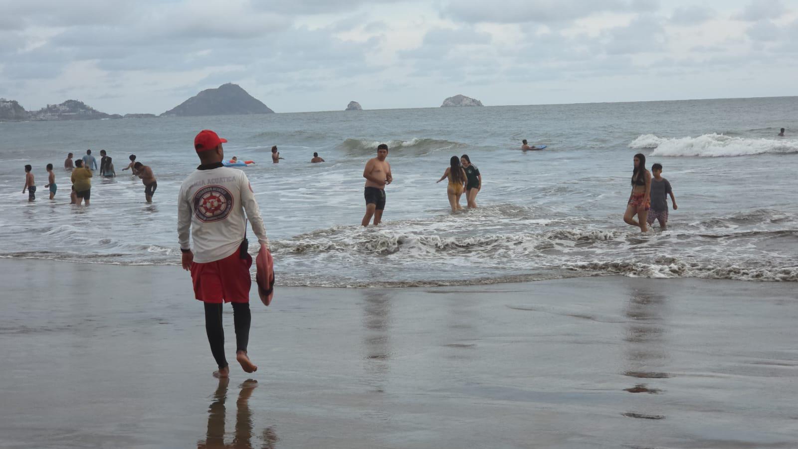 $!Ante las altas temperaturas, mazatlecos y turistas se refrescan en playas de Mazatlán
