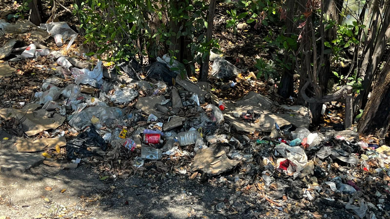 $!Canales y arroyos de Mazatlán, convertidos en tiraderos clandestinos