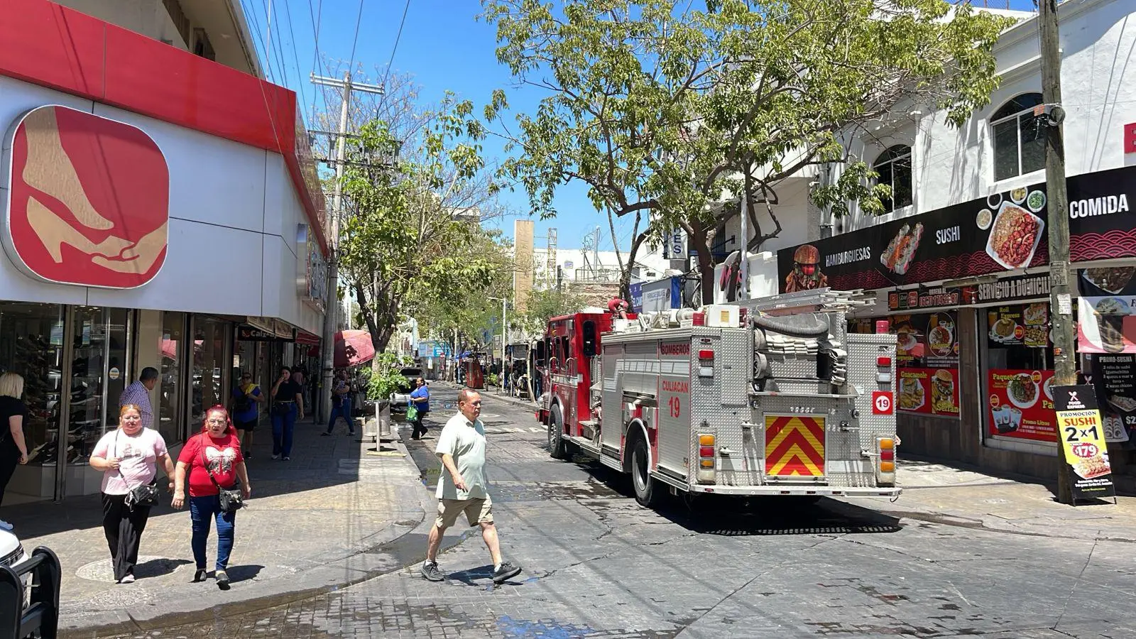$!Se incendia negocio de comida china en el Centro de Culiacán
