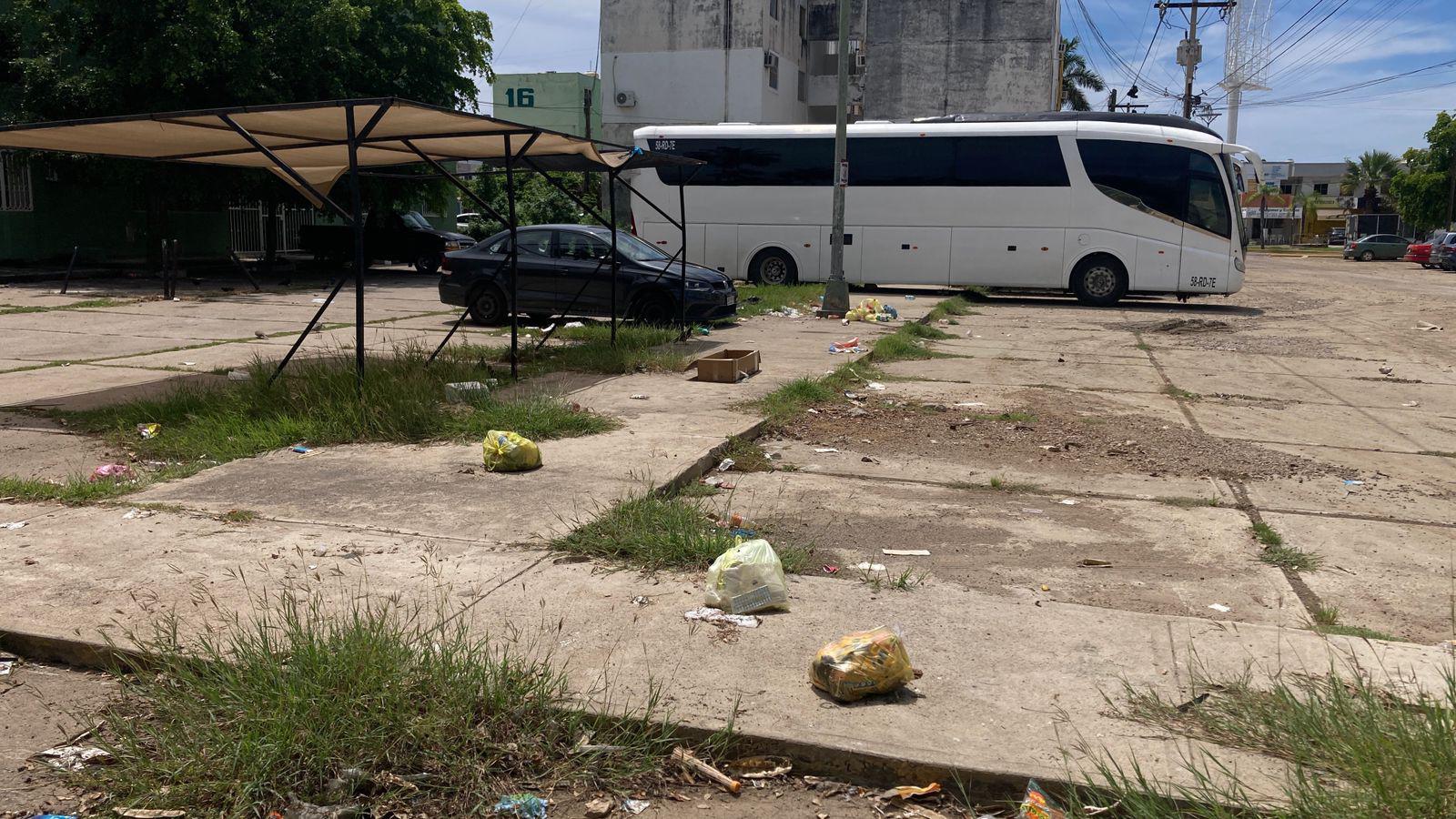 $!Vecinos de El Toro en Mazatlán exigen limpieza ante acumulación de basura