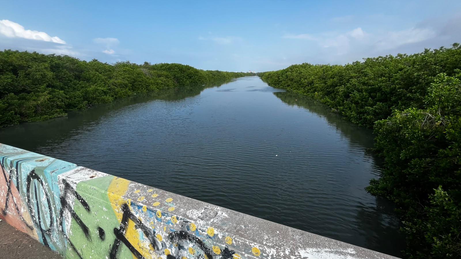 $!Se desborda el Arroyo Jabalines y afecta calles de la Colonia Estero, en Mazatlán