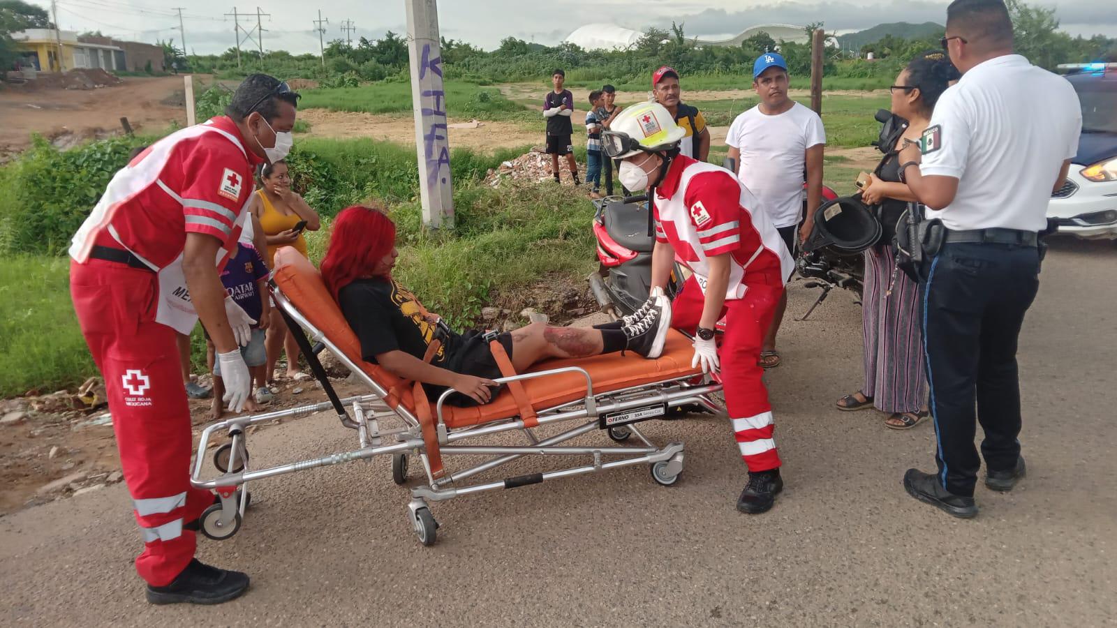 $!Hermanas quedan heridas tras derrapar su moto en Mazatlán