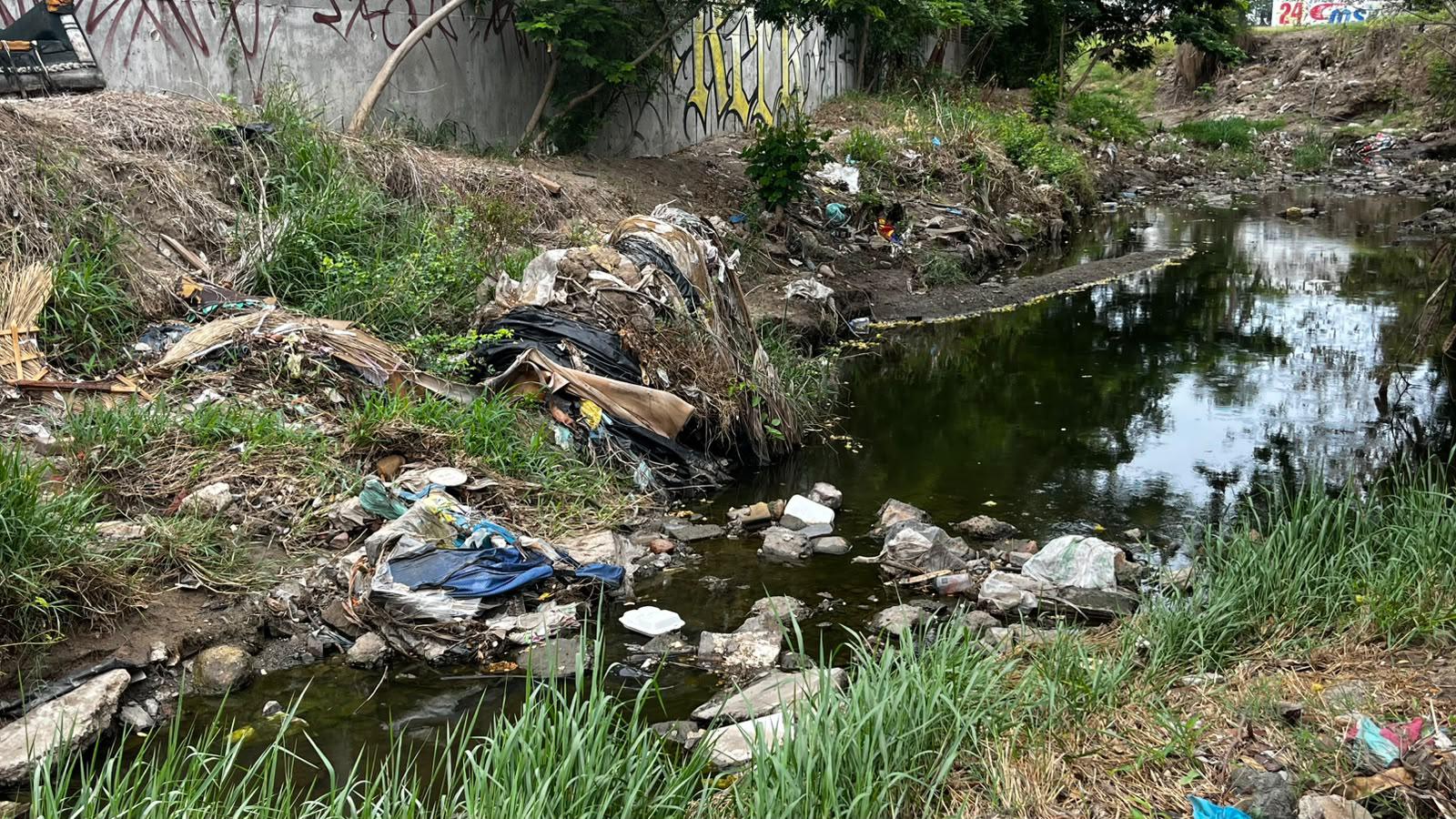 $!Desechos y escombros saturan arroyo entre avenida Santa Rosa y Fuentes del Valle, en Mazatlán