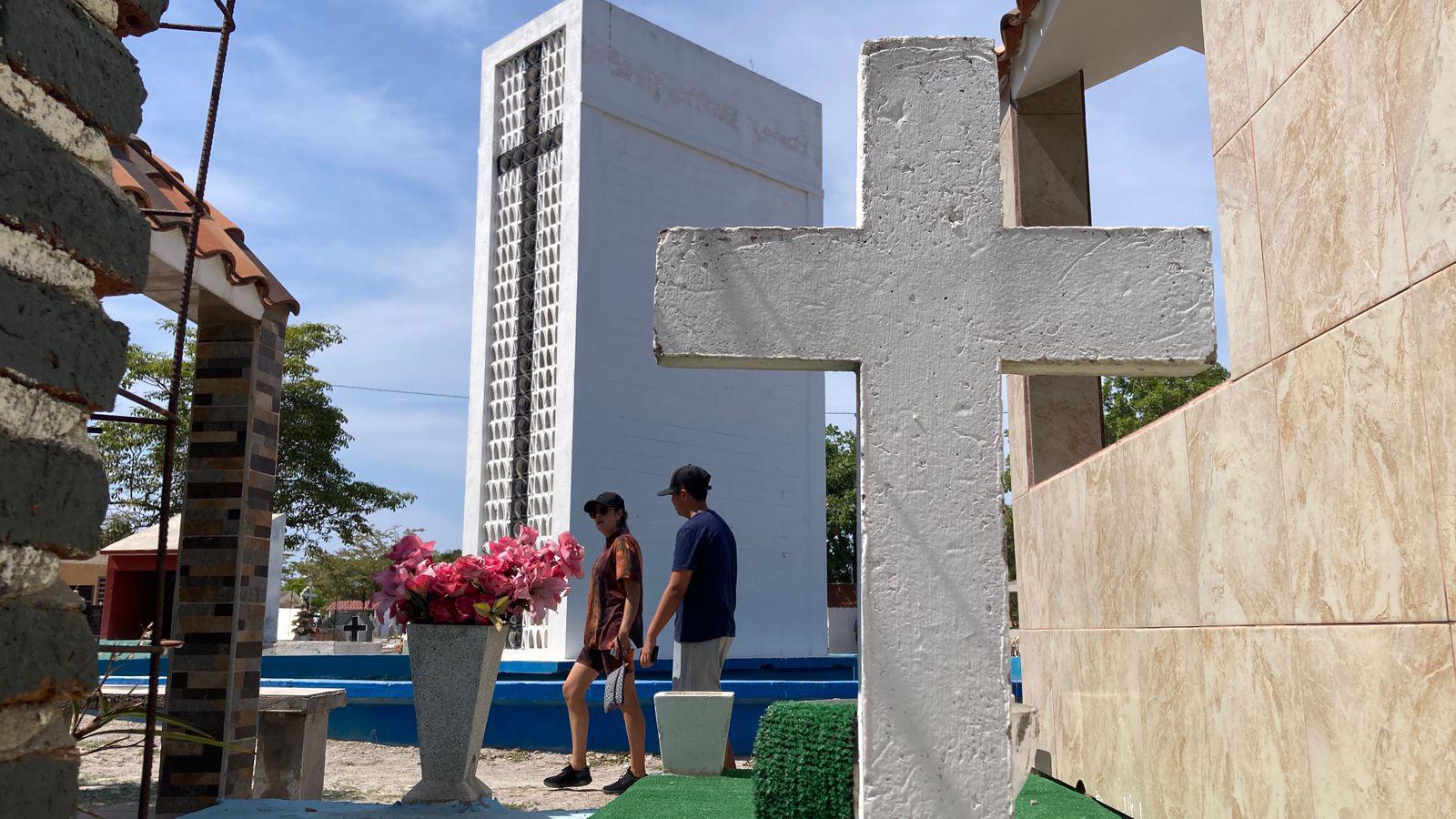 $!Familias mazatlecas acuden a panteones para hacer limpieza y arreglos previo al Día del Padre