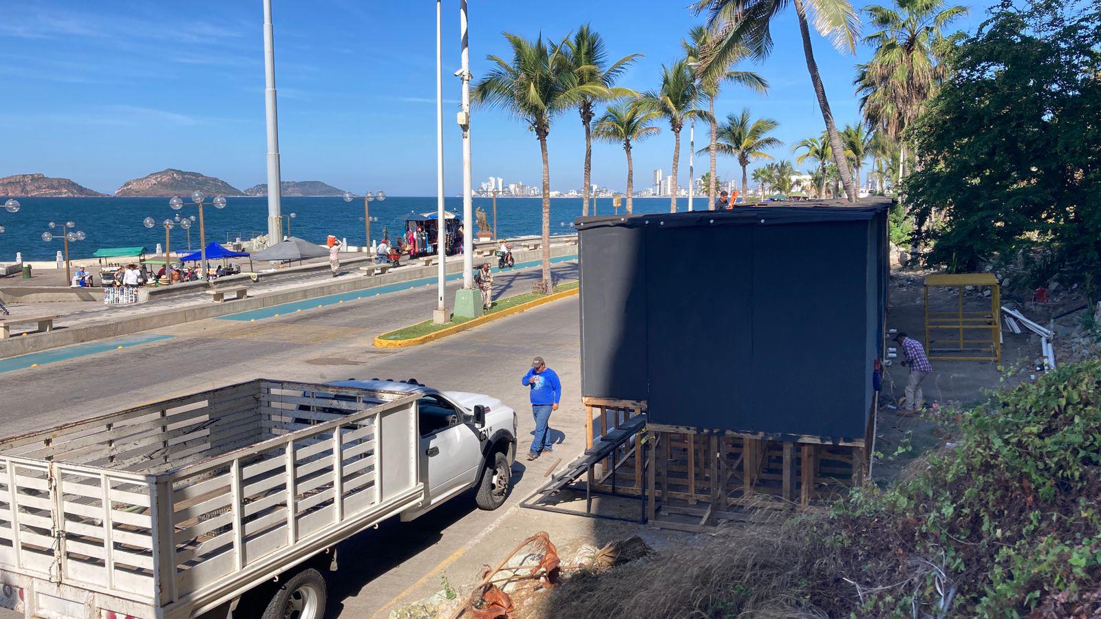 $!Continúa la instalación de baños en la zona turística previo al Carnaval de Mazatlán 2026