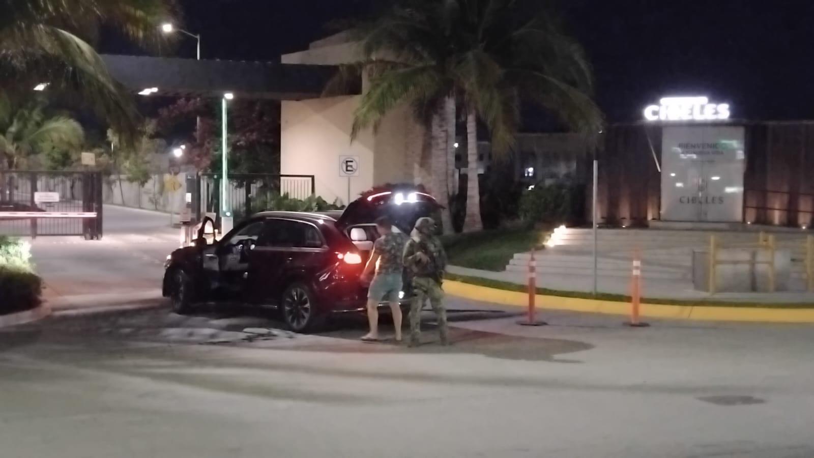 $!Fuerzas federales sitian coto residencial de Mazatlán con apoyo de un helicóptero