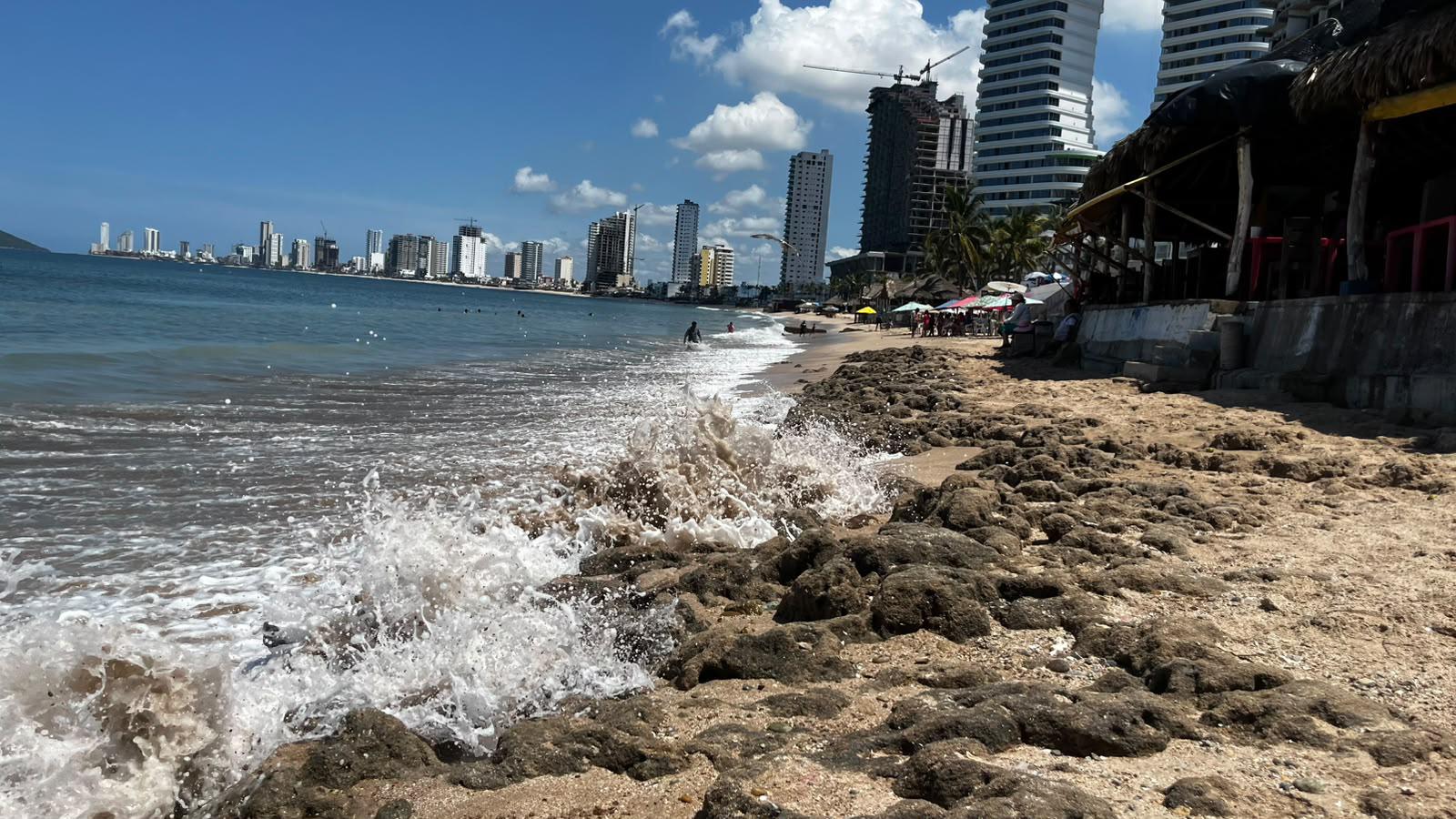 $!Mar de fondo erosiona playa frente a restaurantes en Mazatlán y visitantes pierden espacio recreativo