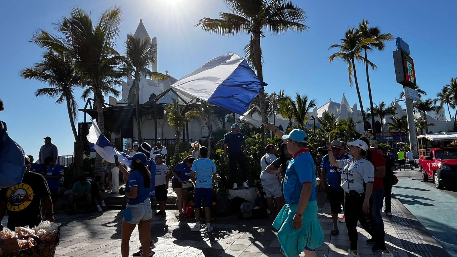$!#FOTOS | Afición de Cruz Azul abarrota el parador fotográfico de Mazatlán