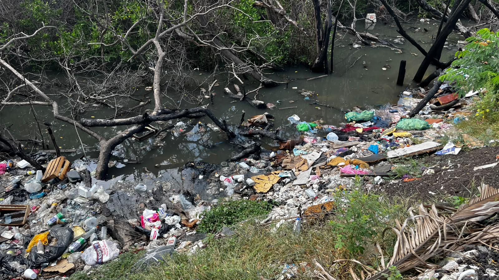 $!Se desborda el Arroyo Jabalines y afecta calles de la Colonia Estero, en Mazatlán