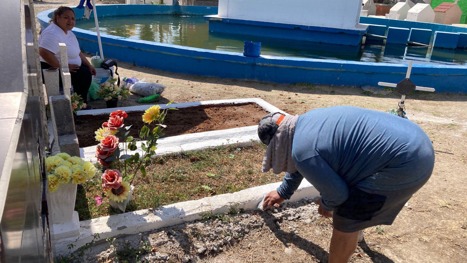 $!Familias mazatlecas acuden a panteones para hacer limpieza y arreglos previo al Día del Padre