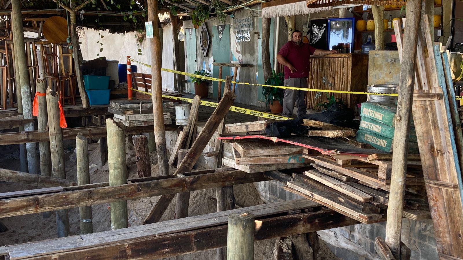 $!Daños en palapas en Mazatlán alcanza en algunos casos hasta el 90%, reportan