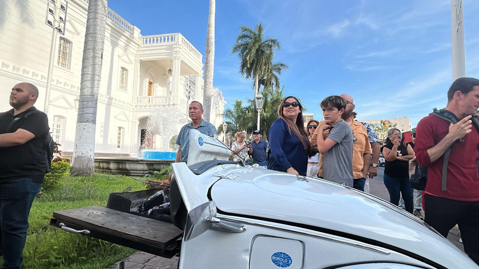 $!Arman ‘carnita asada por la paz’ con banda en el Ayuntamiento de Culiacán tras licencia de Rocha y Gámez