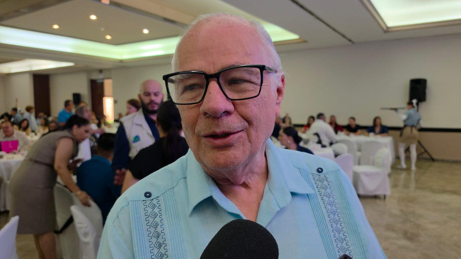 $!El psicólogo José Fernando Gómez del Campo recibió el Premio Nacional a la Trayectoria y Aportación a la Psicología 2026 en Mazatlán.