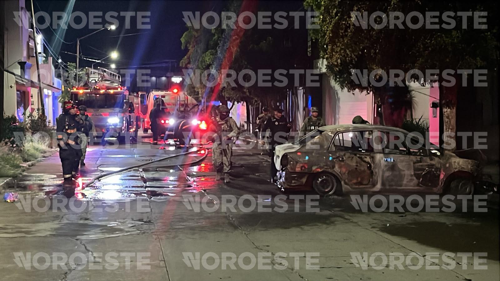 $!Queman vehículo tras estrellarlo contra cochera de una casa en la colonia Chapultepec, en Culiacán