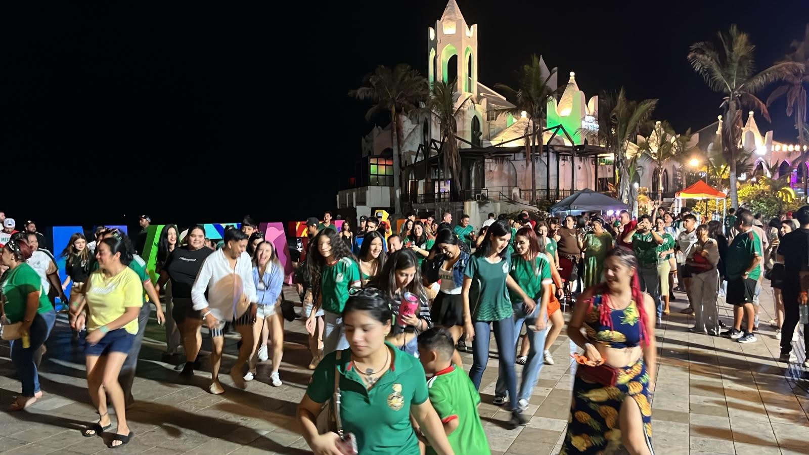 $!Pese a la eliminación del ‘Tricolor’, afición mantiene la fiesta en las Letras de Mazatlán