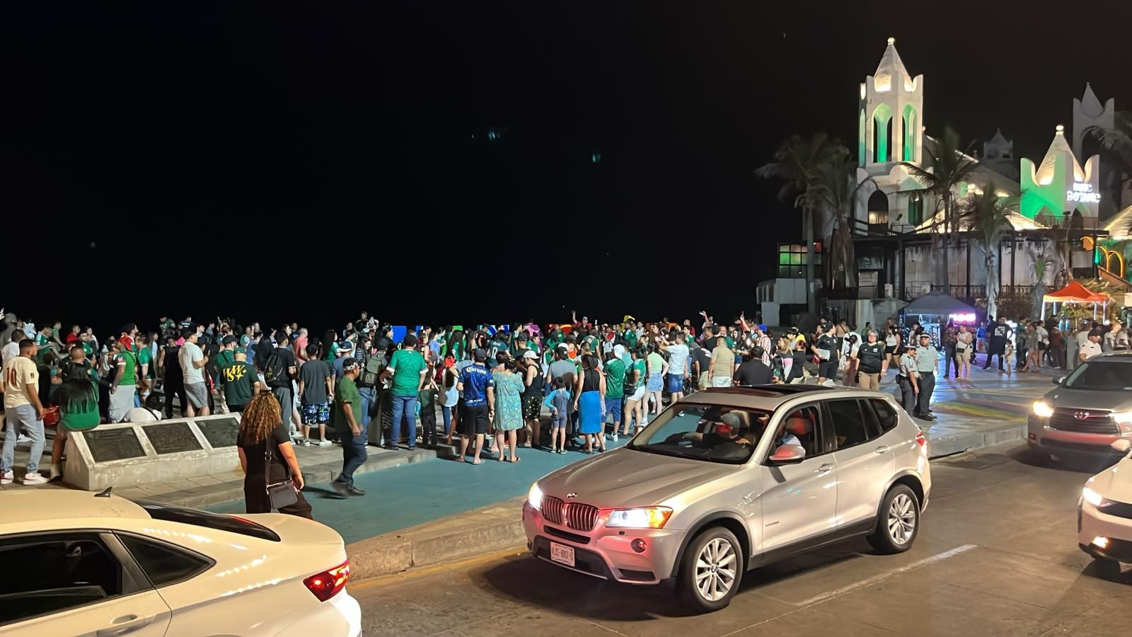 $!Pese a la eliminación del ‘Tricolor’, afición mantiene la fiesta en las Letras de Mazatlán