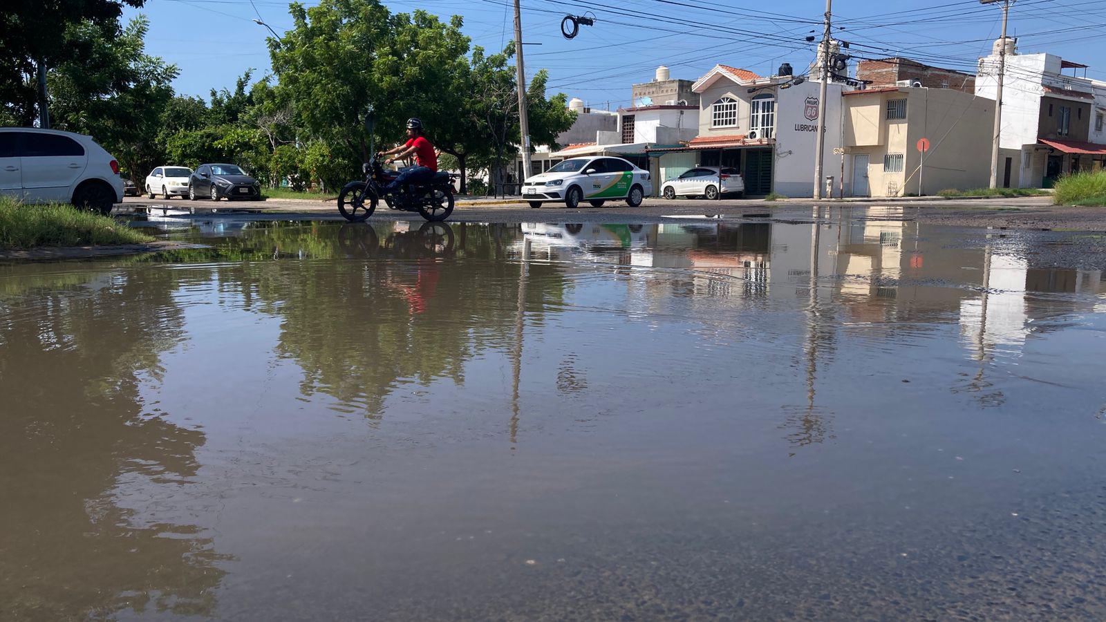$!Desborda corriente de aguas negras por la avenida Jabalíes en Mazatlán