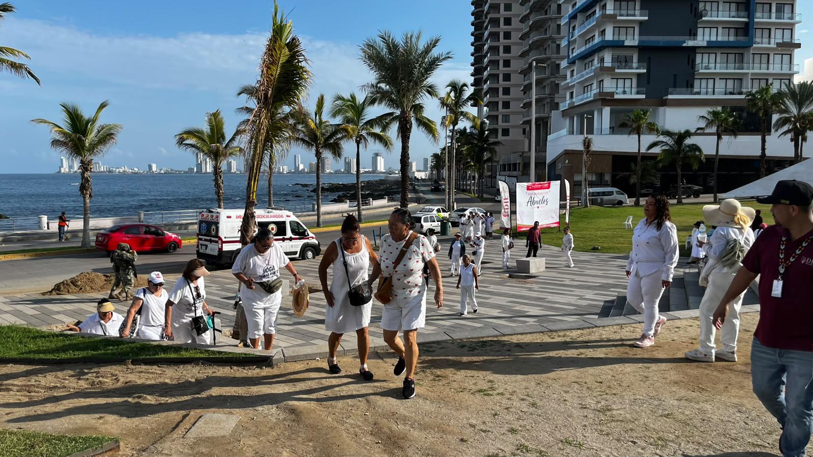 $!Inician festejos por el Día de las y los Abuelos con la caminata ‘Huellas de Vida’