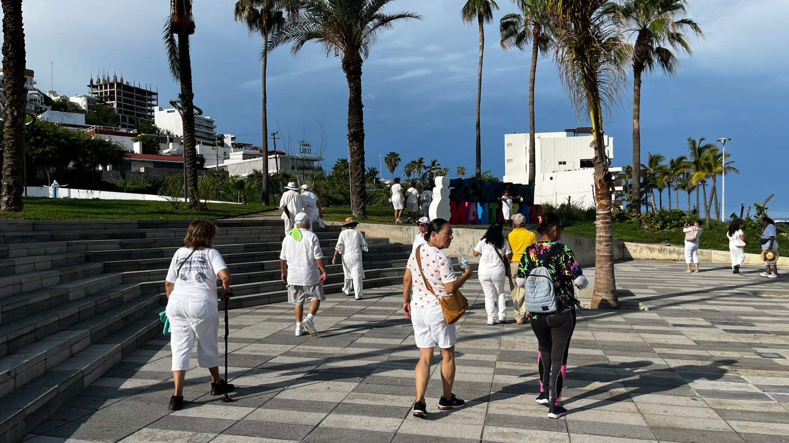 $!Inician festejos por el Día de las y los Abuelos con la caminata ‘Huellas de Vida’