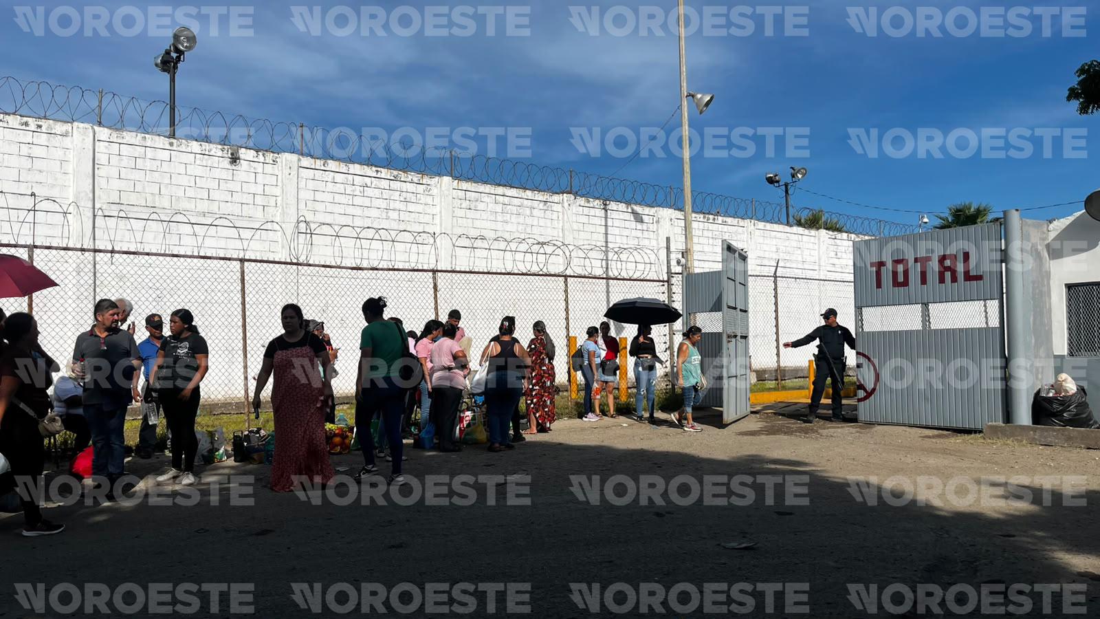 $!Hacen fila cerca de 300 personas para visitar a internos del Penal de El Castillo