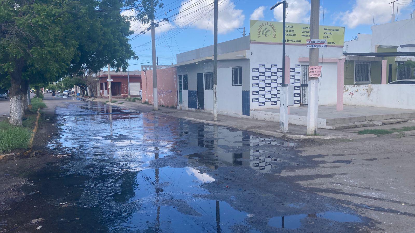 $!Mega fuga de aguas negras y fétidos olores corre por varias calles de Villa Verde y Bugambilias, en Mazatlán