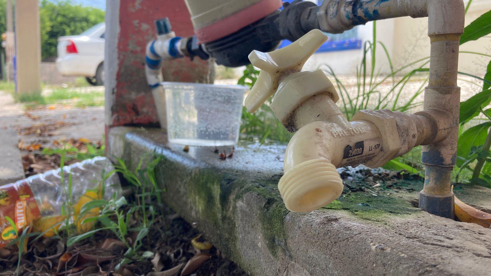 $!Denuncian vecinos de Villa Florida, en Mazatlán, constantes cortes en el suministro de agua