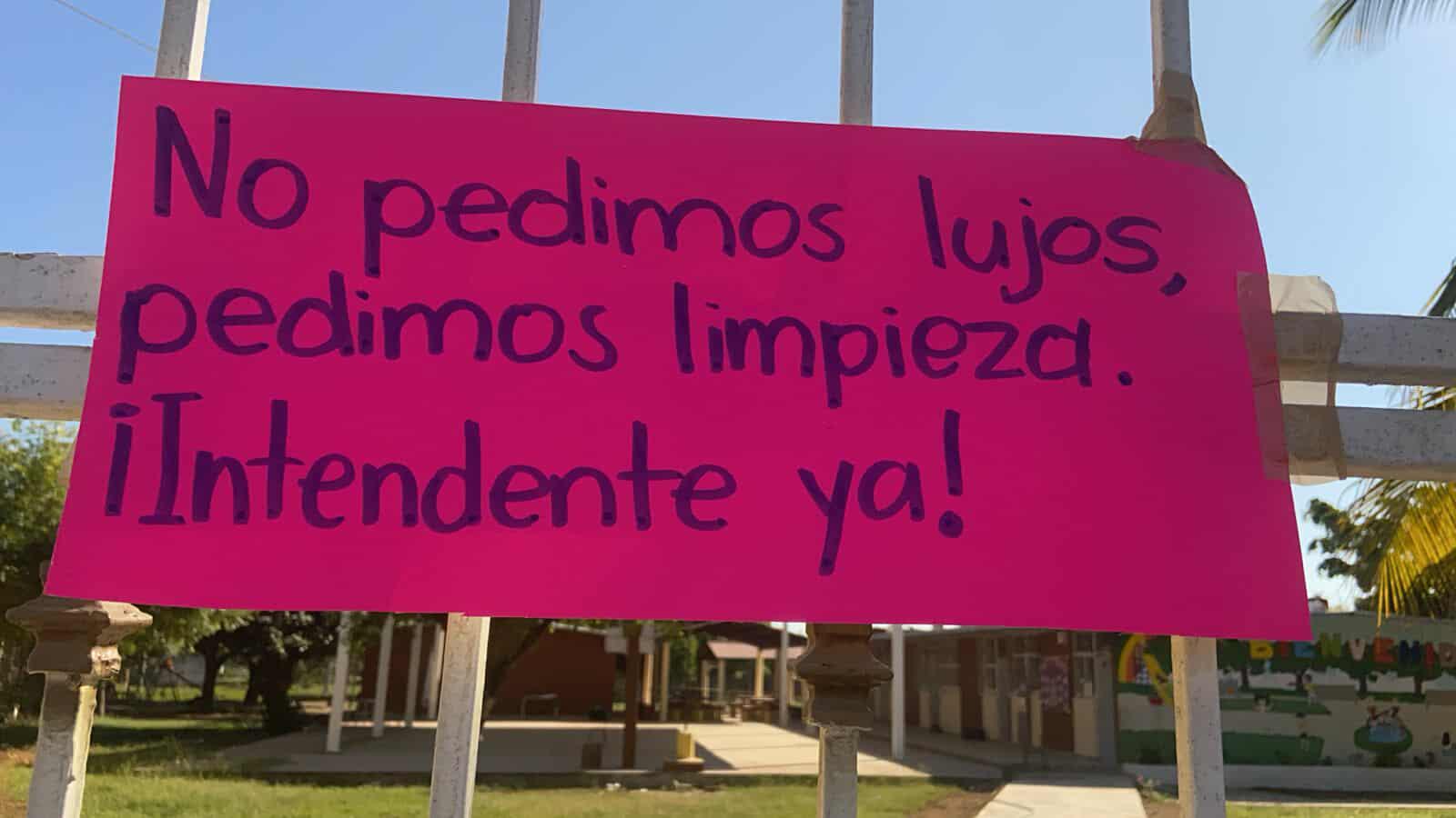 $!Protestan en primaria de Escuinapa por falta de intendente
