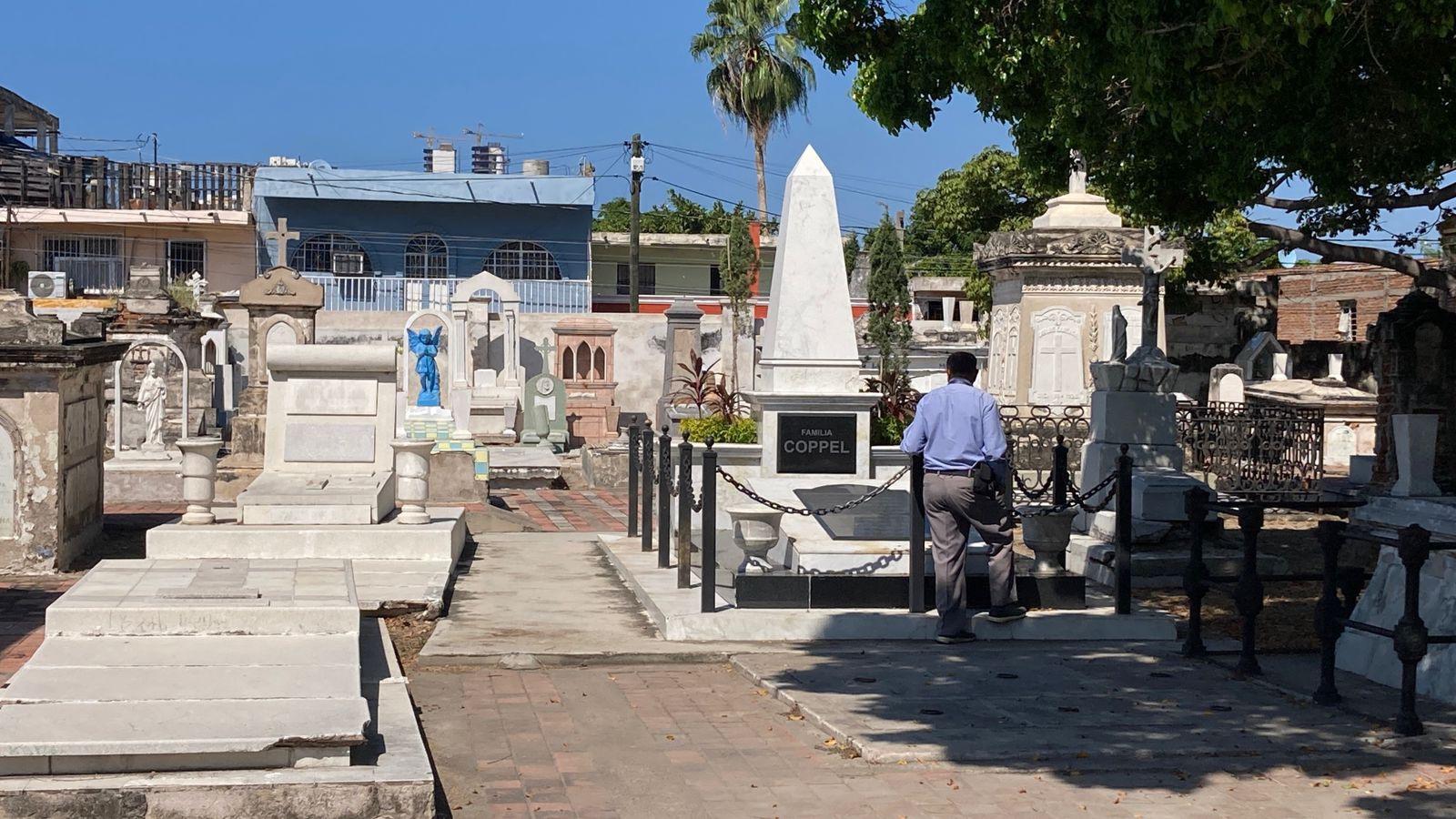 $!Registran panteones de Mazatlán buena afluencia en el Día de Todos los Santos