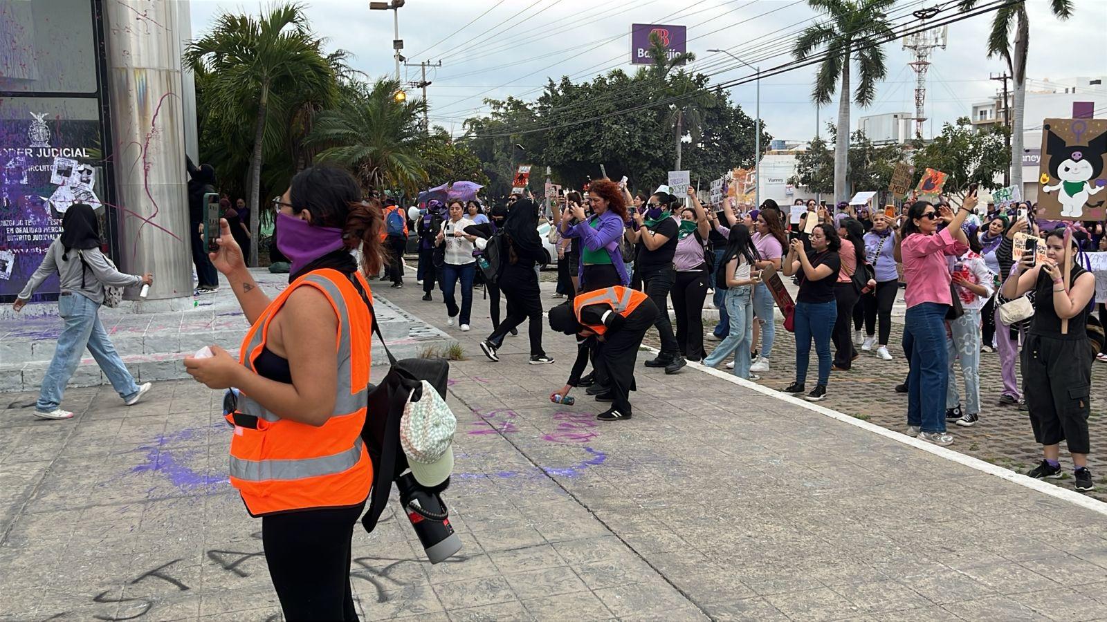 $!Pintan edificio del Poder Judicial durante Marcha 8M en Mazatlán