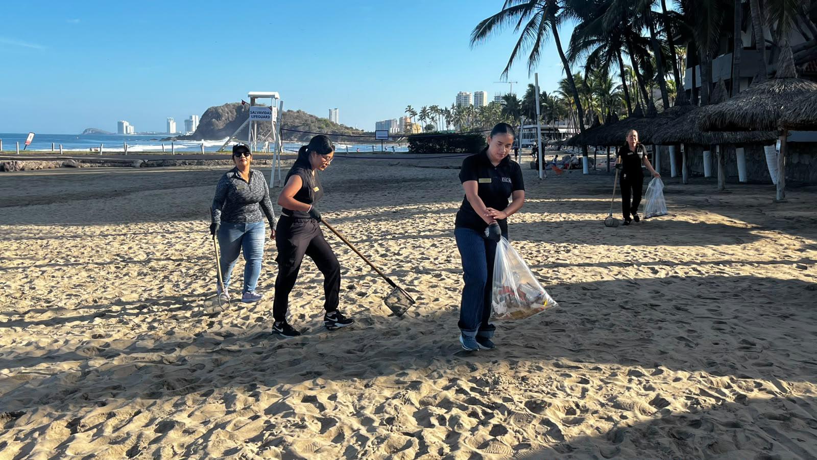 $!Refuerza Operadora de Playas acciones de limpieza en costas junto a hoteles certificados